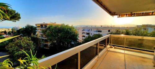 Superbe Appartement Climatise Proche Plages Grande Terrasse Et Parking Prive — 4-Star Luxury Hotel in Antibes, France