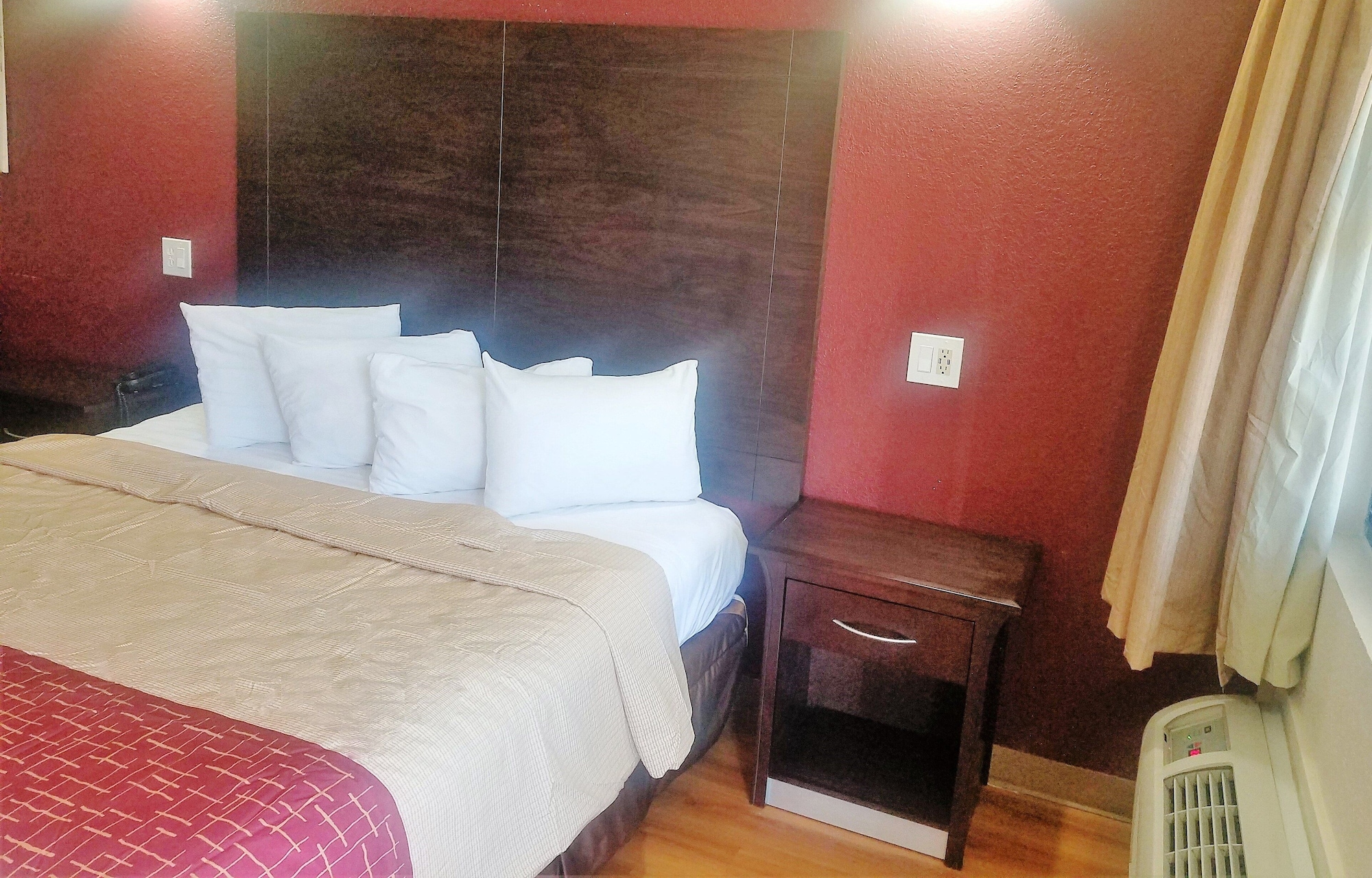 Red Roof Inn & Suites Houston Hobby Airport - photo 3