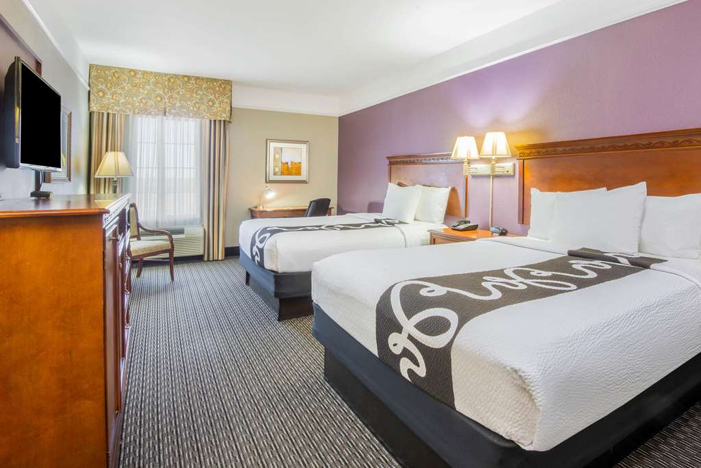 La Quinta Inn & Suites by Wyndham Gainesville - photo 9
