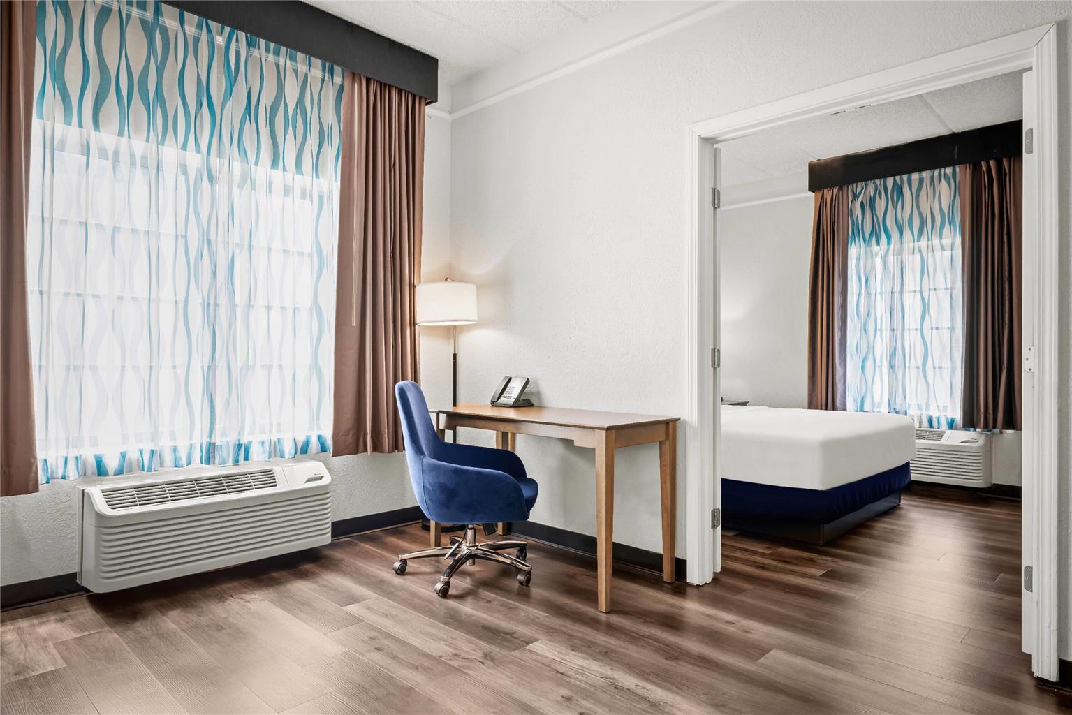 La Quinta Inn & Suites by Wyndham Miami Airport West - photo 35