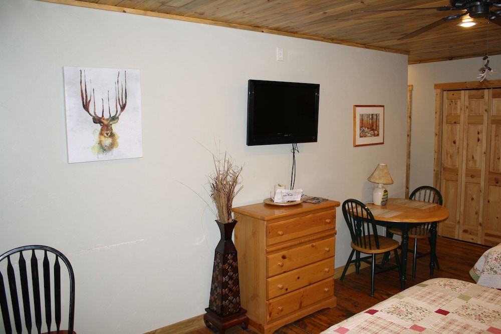 The Historic Wapiti Lodge - photo 27
