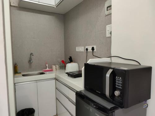 Lyon Cozy Studio with Secure CCTV Access
