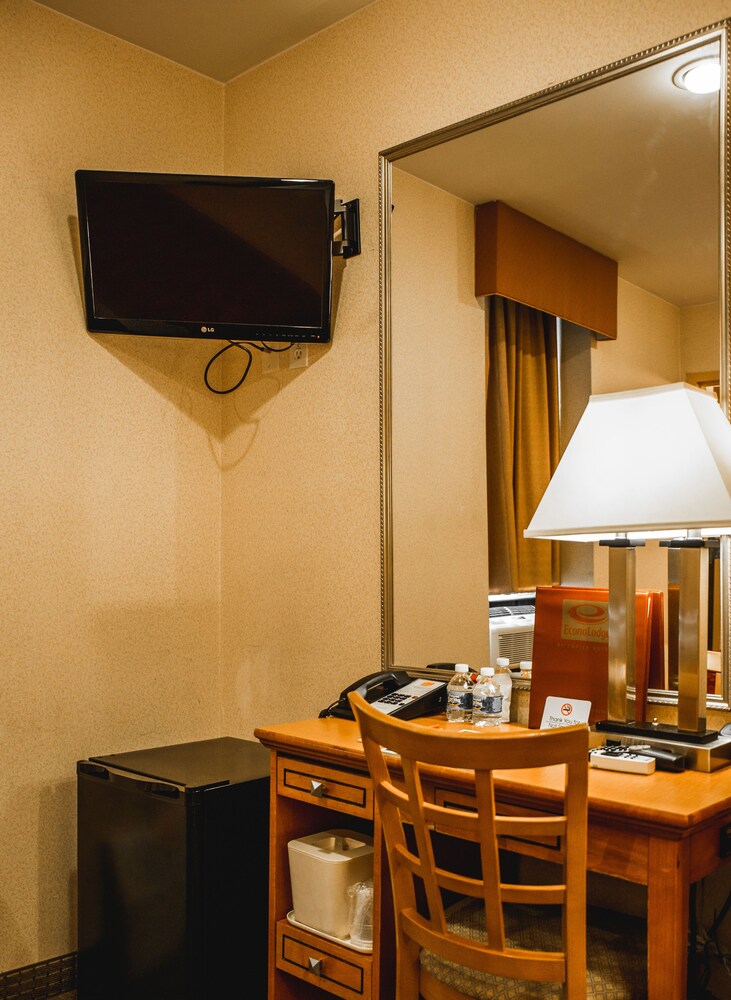 Econo Lodge Times Square - photo 32
