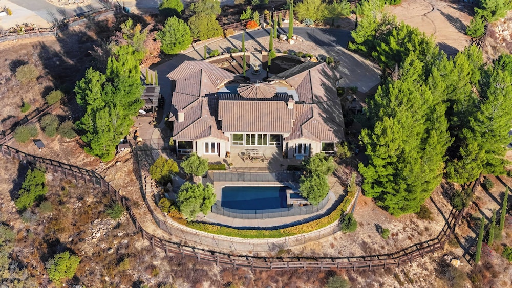 Hilltop Estate w Pool Hot Tub Fire Pit Views Cleveland Vista by Avantstay — hotel in Murrieta