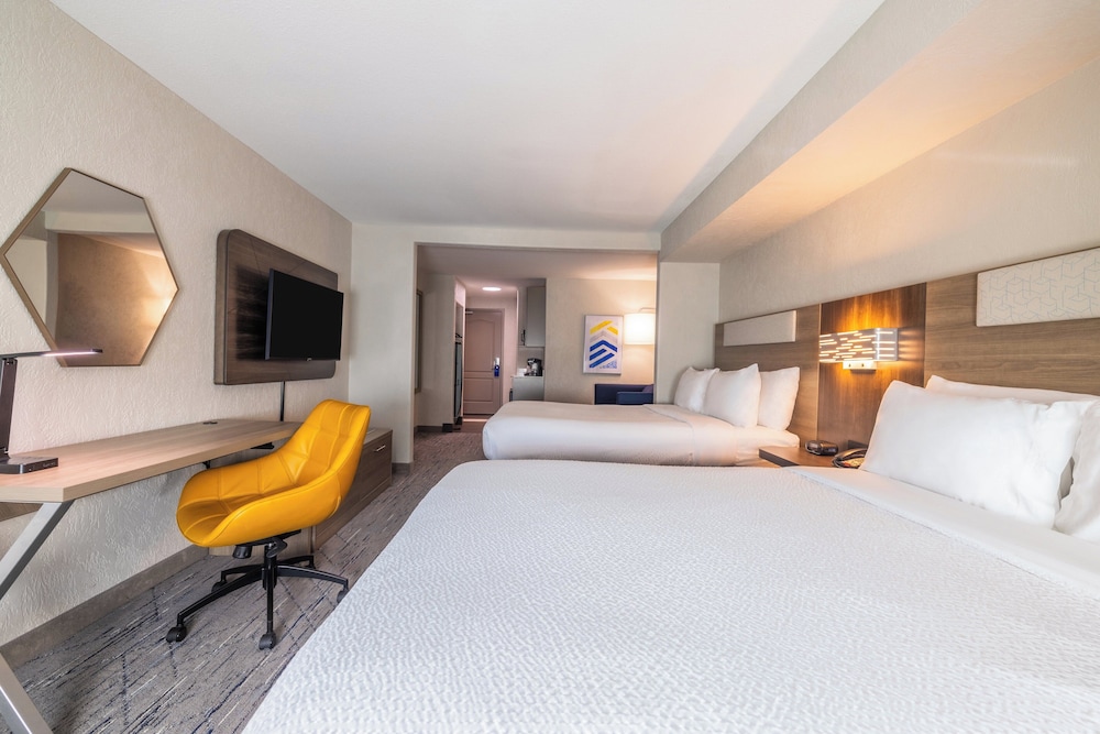 Holiday Inn Express and Suites Kansas City Airport by IHG - photo 15