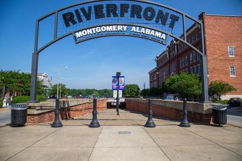 Whispering Oaks Retreat — Montgomery