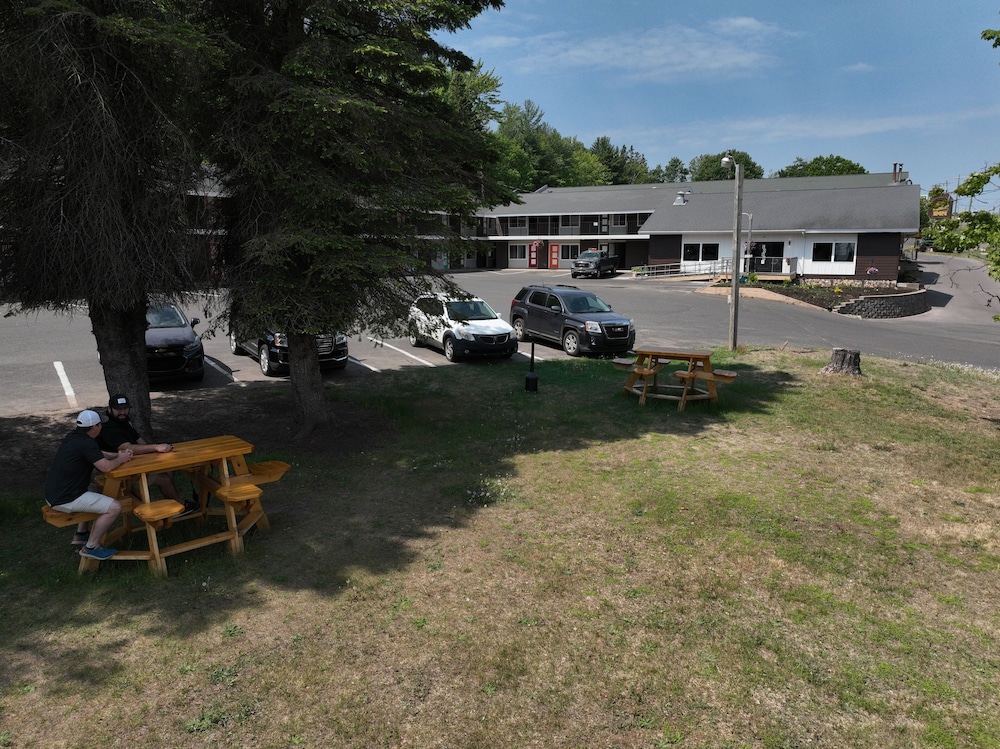 Cedar Motor Inn - photo 21