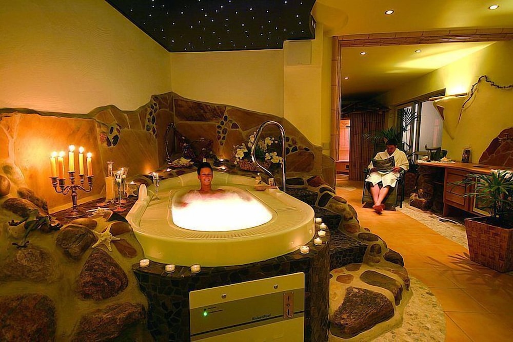 Indoor spa tub