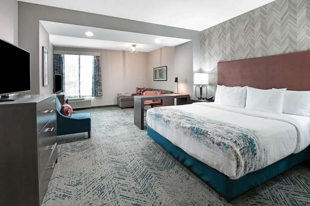 La Quinta Inn & Suites by Wyndham DFW West Glade Parks - photo 20