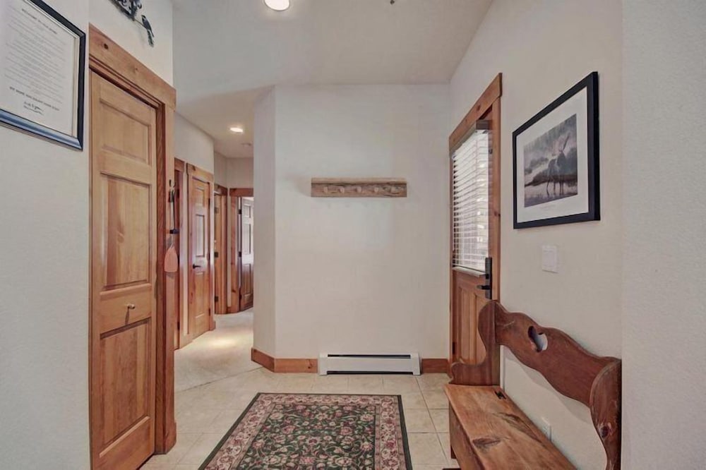 Charming Condo Nestled in the East Keystone Resort Neighborhood Shuttle to Ski Slopes Outdoor Pool and Hot Tub - photo 7