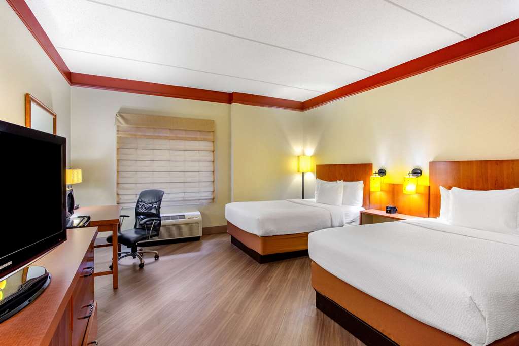 La Quinta Inn & Suites by Wyndham Raleigh Crabtree - photo 13
