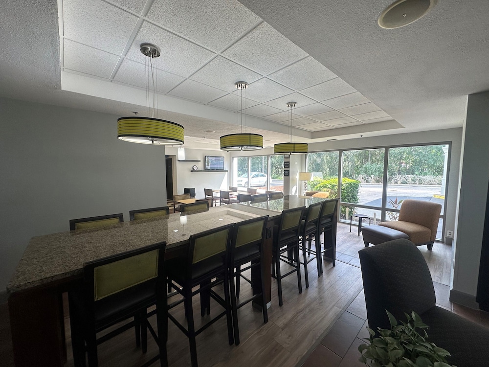 Brandon Center Hotel - photo 5