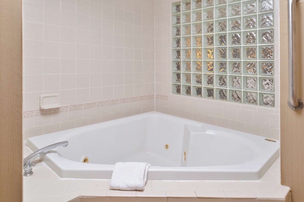 Hampton Inn South Hill - photo 39