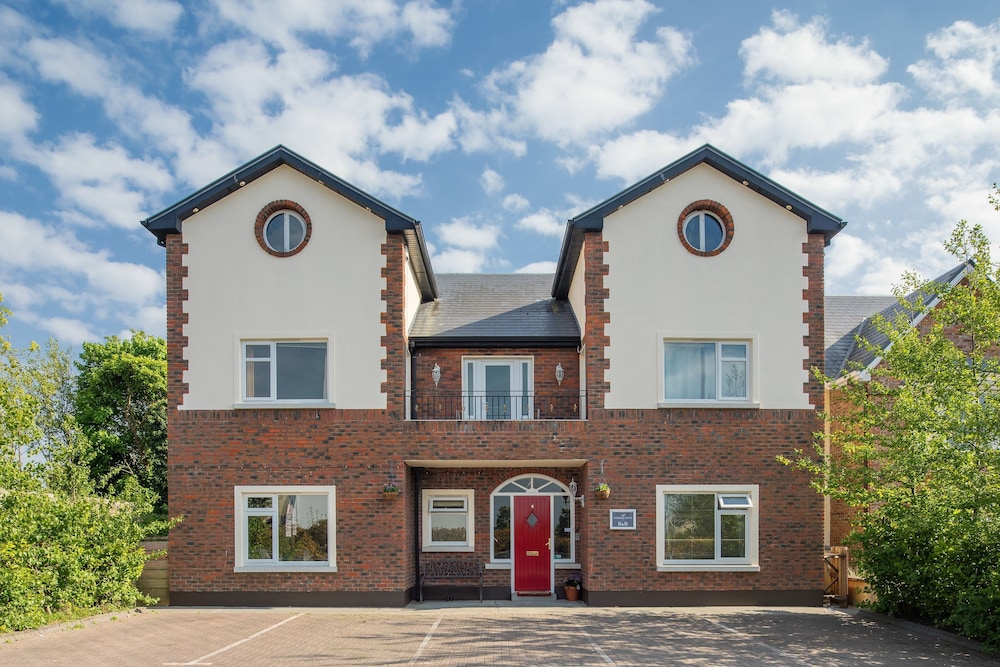 Pembroke House — 4-Star Luxury Hotel in Gaillimh, Republic of Ireland