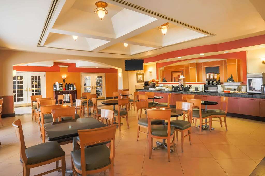 La Quinta Inn & Suites by Wyndham Islip MacArthur Airport - photo 26