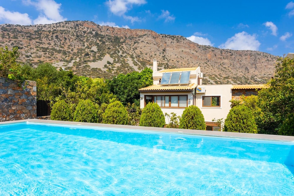 Villa Elounda Plaka — 4-Star Luxury Hotel in Agios Nikolaos, Greece
