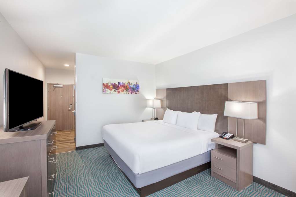 La Quinta Inn & Suites by Wyndham Dallas Duncanville - photo 19