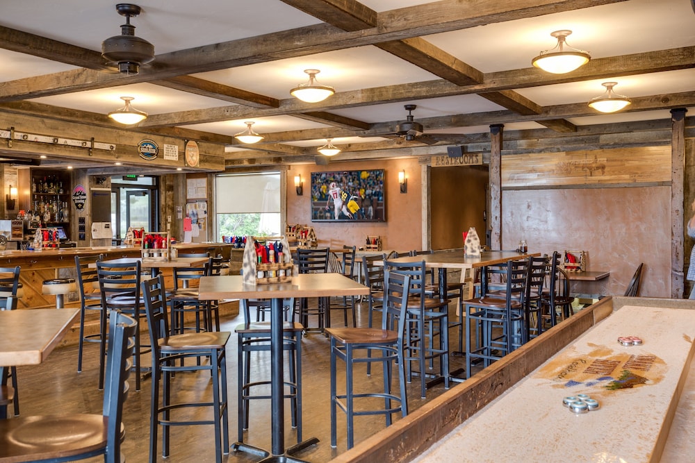 Snake River Roadhouse by KABINO Air Conditioning WiFi Bar Below Pool Table Shuffleboard Yummy Food - photo 13