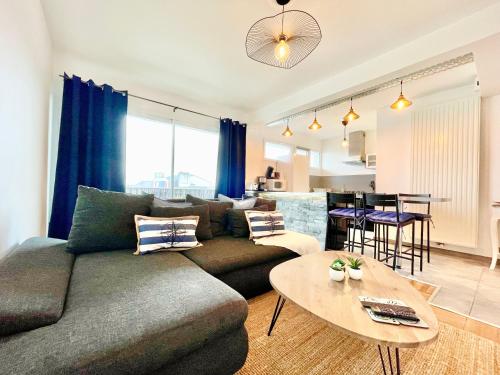 Le Panoramic Grand Balcon Wifi Fibre Nouveau in Lorient, France