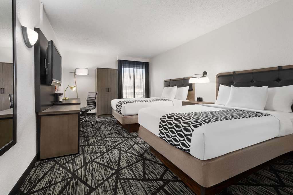 La Quinta Inn & Suites by Wyndham Cleveland Airport West - photo 39