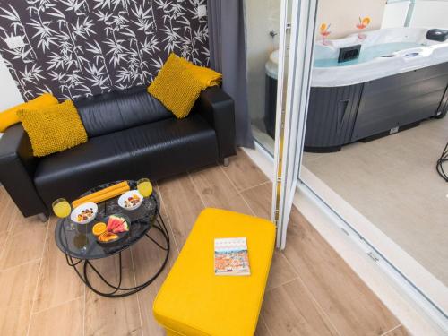 Apartment Velvet Studio Apartment with Hot Tub