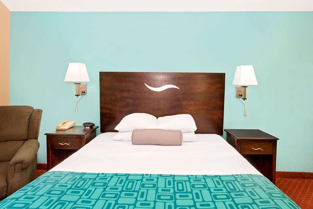 Howard Johnson by Wyndham Waterloo Cedar Falls - photo 11