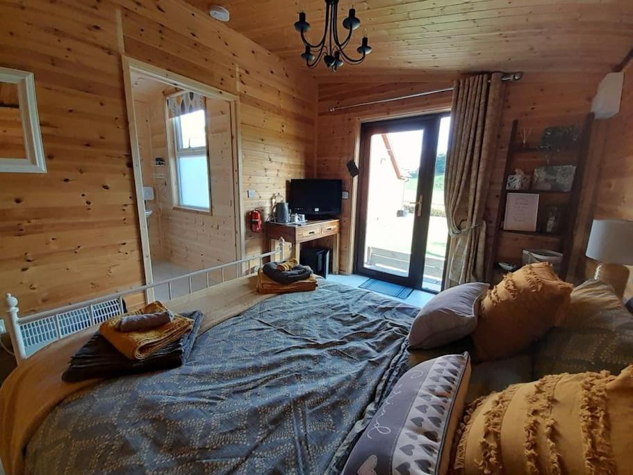 The Hut B & B — 4-Star Luxury Hotel in Mochdre, United Kingdom