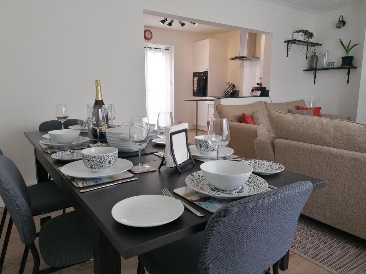 Two Sails Brixham Spacious modern family seaside home parking wood burner dog friendly — 4-Star Luxury Hotel in Brixham, United Kingdom