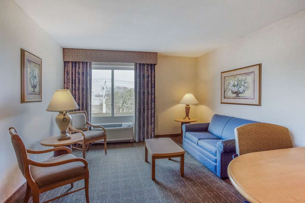 La Quinta Inn & Suites by Wyndham Islip MacArthur Airport - photo 21