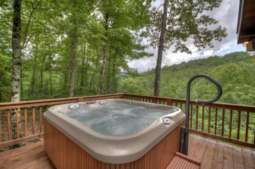 Ole Bear Paw Cabin Cherry Log GA Cozy Retreat Stunning Views Hot Tub Outdoor Fire Pit Porch Swing — 4-Star Luxury Hotel in Blue Ridge, United States
