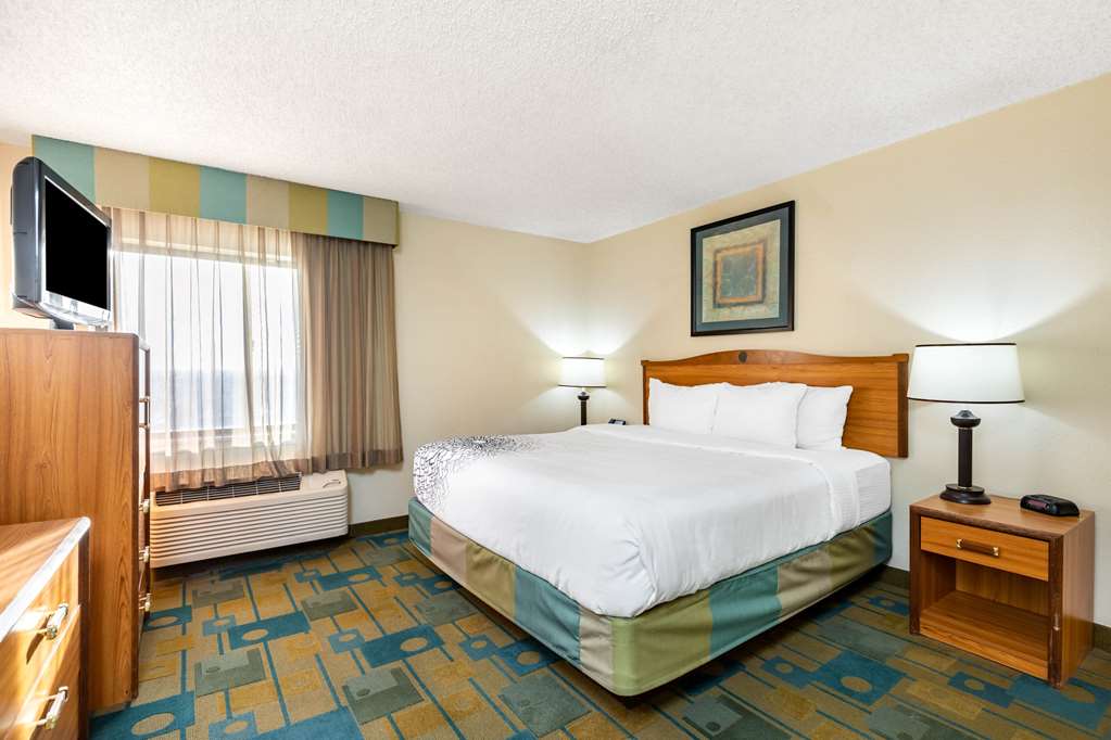 La Quinta Inn & Suites by Wyndham El Paso East - photo 23