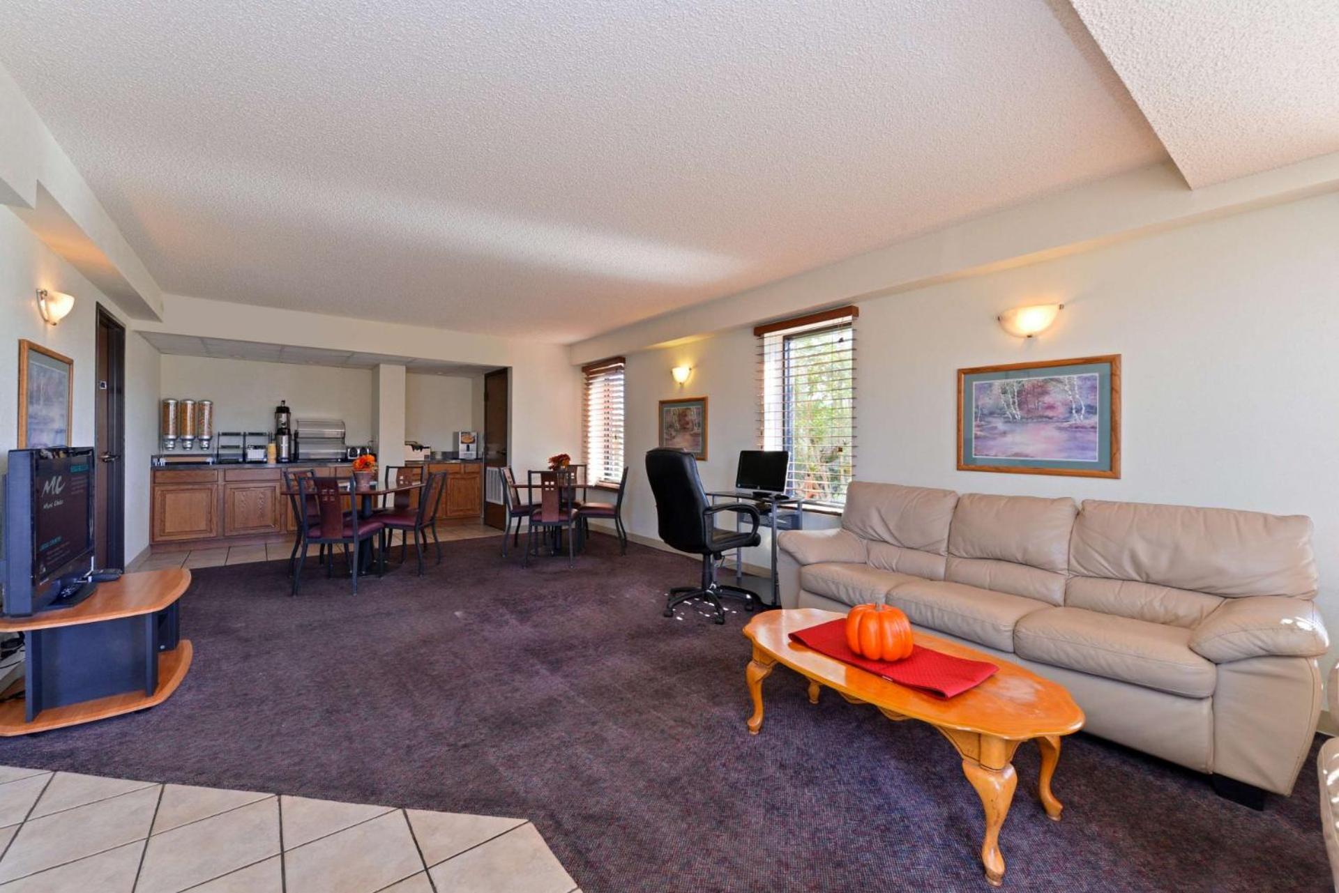 Executive Plus Inn & Suites - photo 6