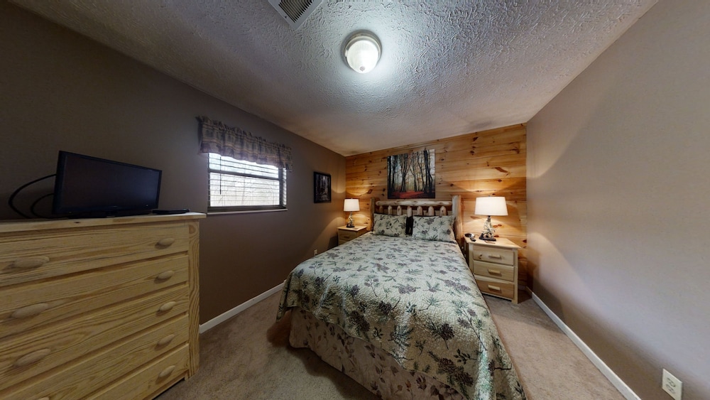 Heaven's Door 2 Bedroom Cabin by RedAwning — 4-Star Luxury Hotel in Pigeon Forge, United States