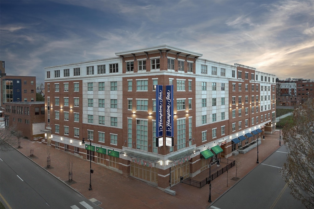Hampton Inn Portland Downtown Waterfront - photo 2