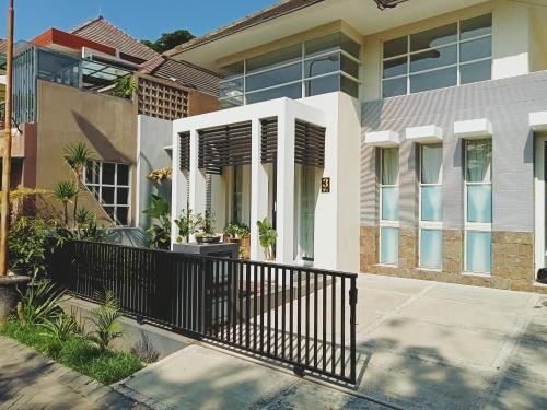 The Icon Homestay Malang — 4-Star Luxury Hotel in Malang, Indonesia