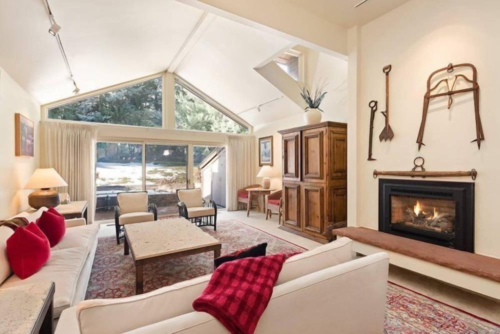 Clarendon Unit 2 Beautiful Townhouse Expansive Living Area Vaulted Ceilings Private Patio — 4-Star Luxury Hotel in Aspen, United States