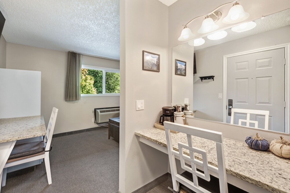 Bend Riverside Inn & Suites - photo 24
