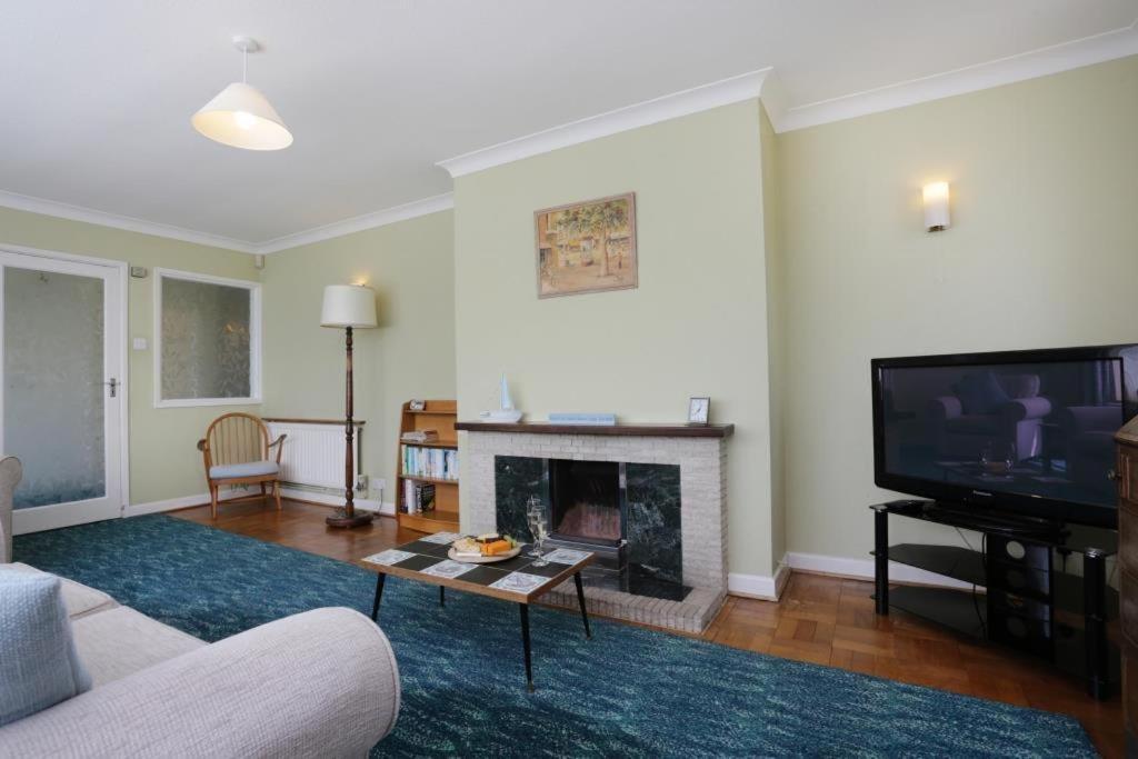 CHURCH ROAD by BOURNECOAST A Spacious Bungalow in the Popular Hengistbury Head Area Near the Sandy Beaches HB5830 — 4-Star Luxury Hotel in Bournemouth, United Kingdom