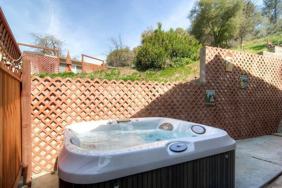 The Fishermen’s Oasis in Oakhurst, United States