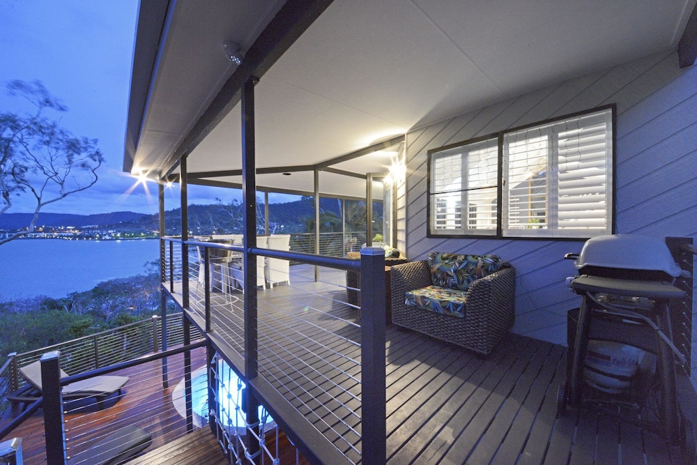 Crusoe's Beach House Ocean Views — 4-Star Luxury Hotel in Cannonvale, Australia