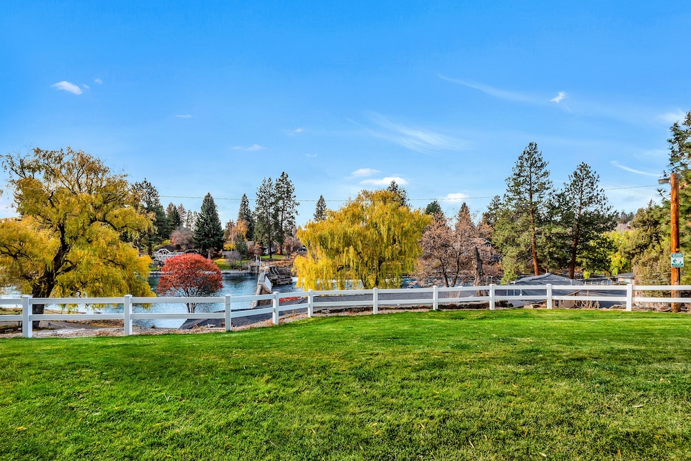 Bend Riverside Inn & Suites - photo 329