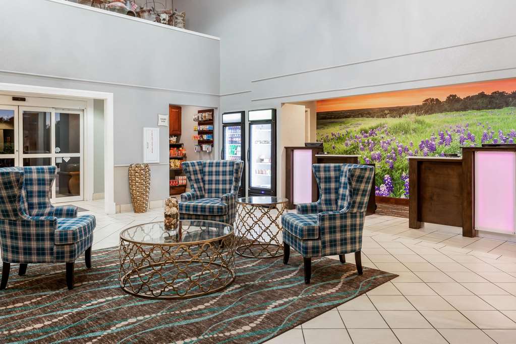 La Quinta Inn & Suites by Wyndham Kerrville - photo 8