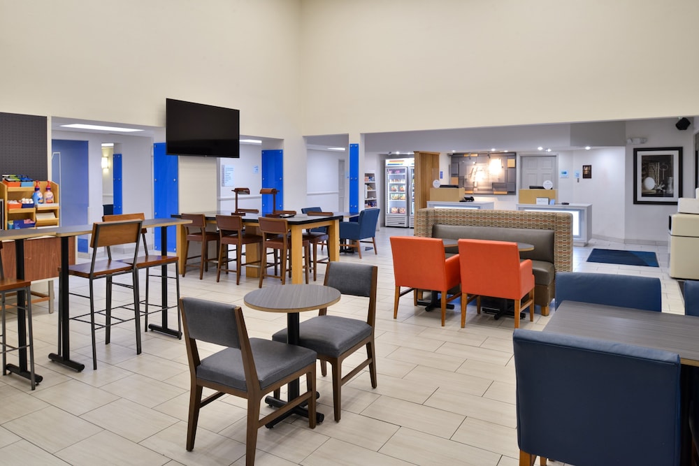 Holiday Inn Express Suites Farmington - photo 7