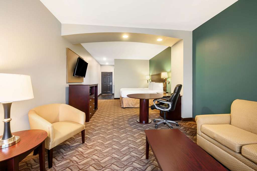 La Quinta Inn & Suites by Wyndham Longview North - photo 25