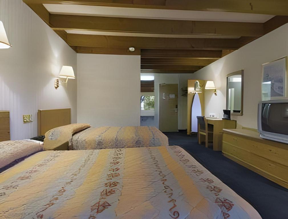 Knights Inn Liberty - photo 5