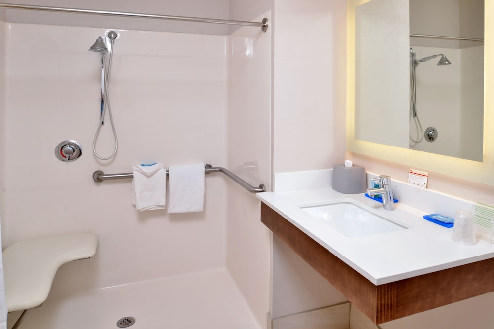 Holiday Inn Express & Suites Cincinnati Mason by IHG - photo 25