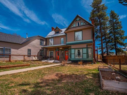Governor's Mansion beautiful 3bd with pool table — 4-Star Luxury Hotel in Leadville, United States