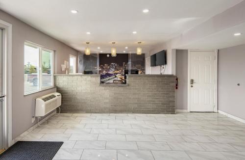 Super 8 by Wyndham Phoenix West - photo 13