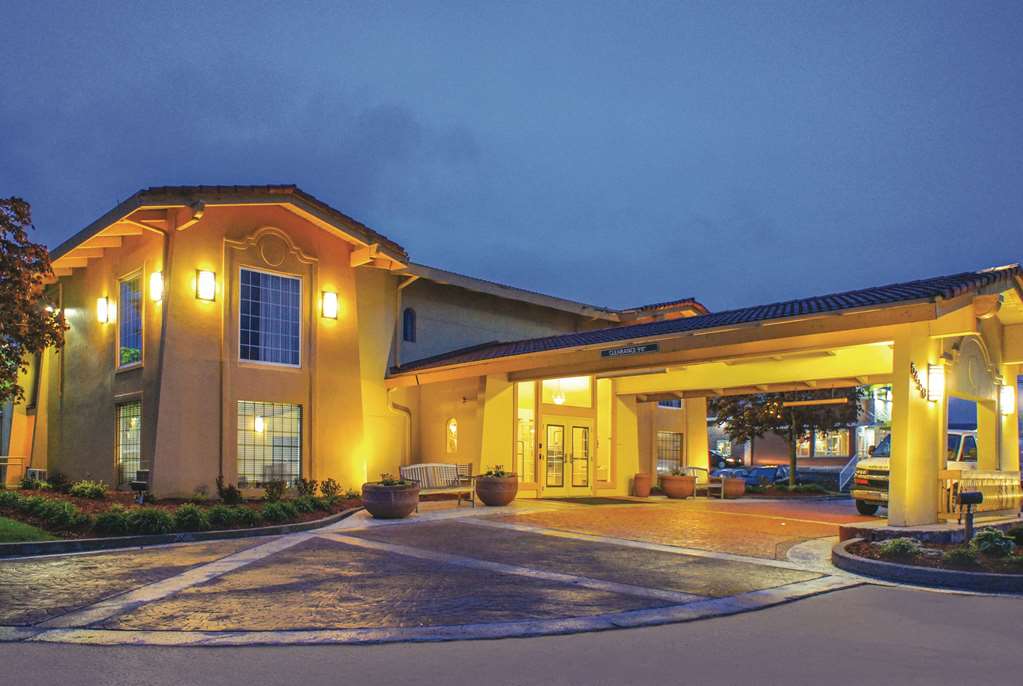 La Quinta Inn by Wyndham Moline Airport - featured photo