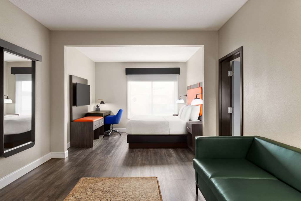 La Quinta Inn & Suites by Wyndham Mt. Laurel Philadelphia - photo 51